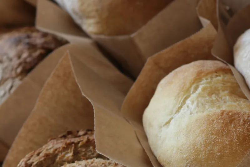 Frische Brötchen und Brot in braunen Papiertüten