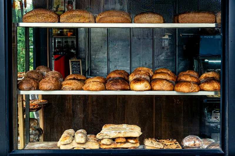 Schaufenster mit Broten und Brötchen auf zwei Regalböden