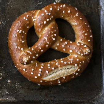 Laugenbrezel mit grobem Salz