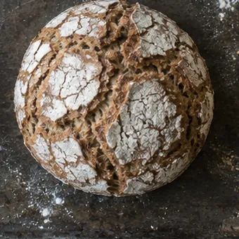 Rundes Roggenmischbrot mit gerissener Mehlkruste