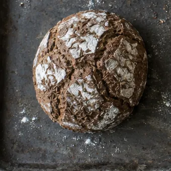 Dunkles Roggenbrötchen mit bemehlter Kruste