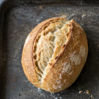 Helles Weizenbrötchen mit einem Schnitt