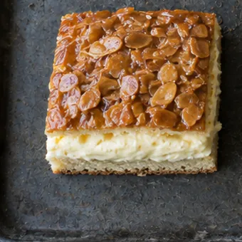 Bienenstich mit Mandelkruste und Vanillecreme