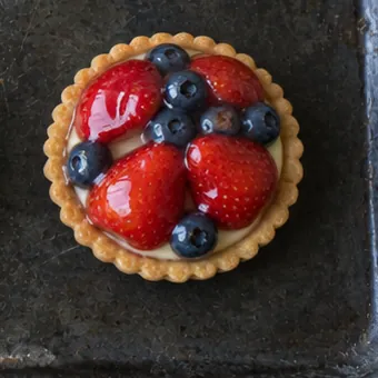 Obsttörtchen mit Erdbeeren und Heidelbeeren