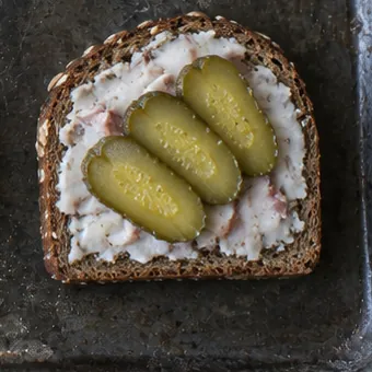 Roggenbrot mit Schmalz und sauren Gurken