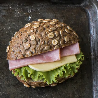 Kornbrötchen mit Schinken, Käse und Salat