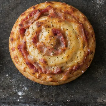 Pizzaschnecke mit Tomate, Schinken und Käse
