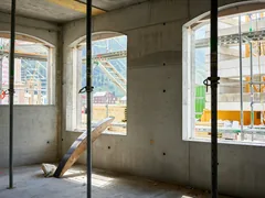Rohbau von innen: frisch betonierte Decke, darunter stehen noch die Baustützen.