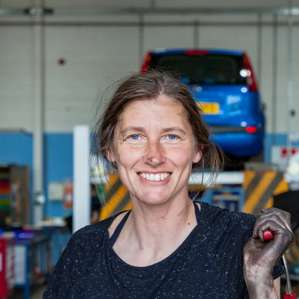 Josefine Halbeck in der Werkstatt.