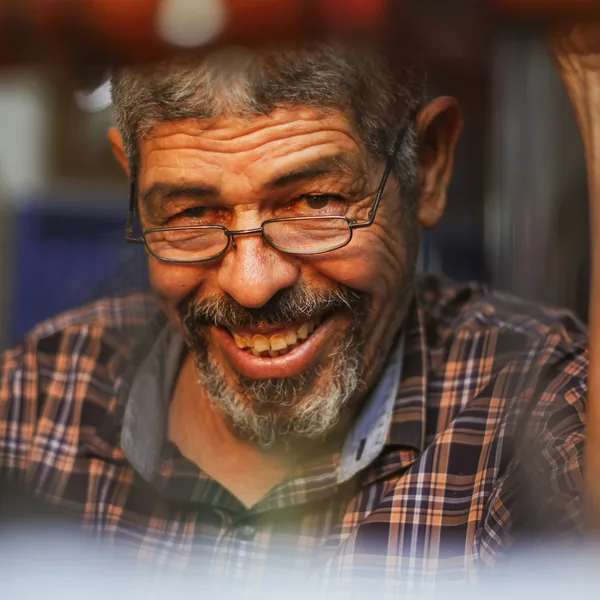 Rüdiger Halbeck mit Brille und kariertem Hemd.