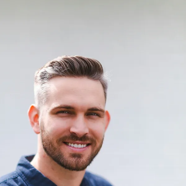 Tobias Krenzlin vor einer hellen Wand.