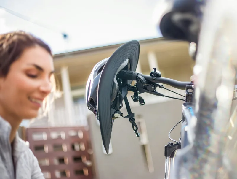 Josefine Halbeck bei der Arbeit an einem Rad, am Lenker hängt ein Helm.