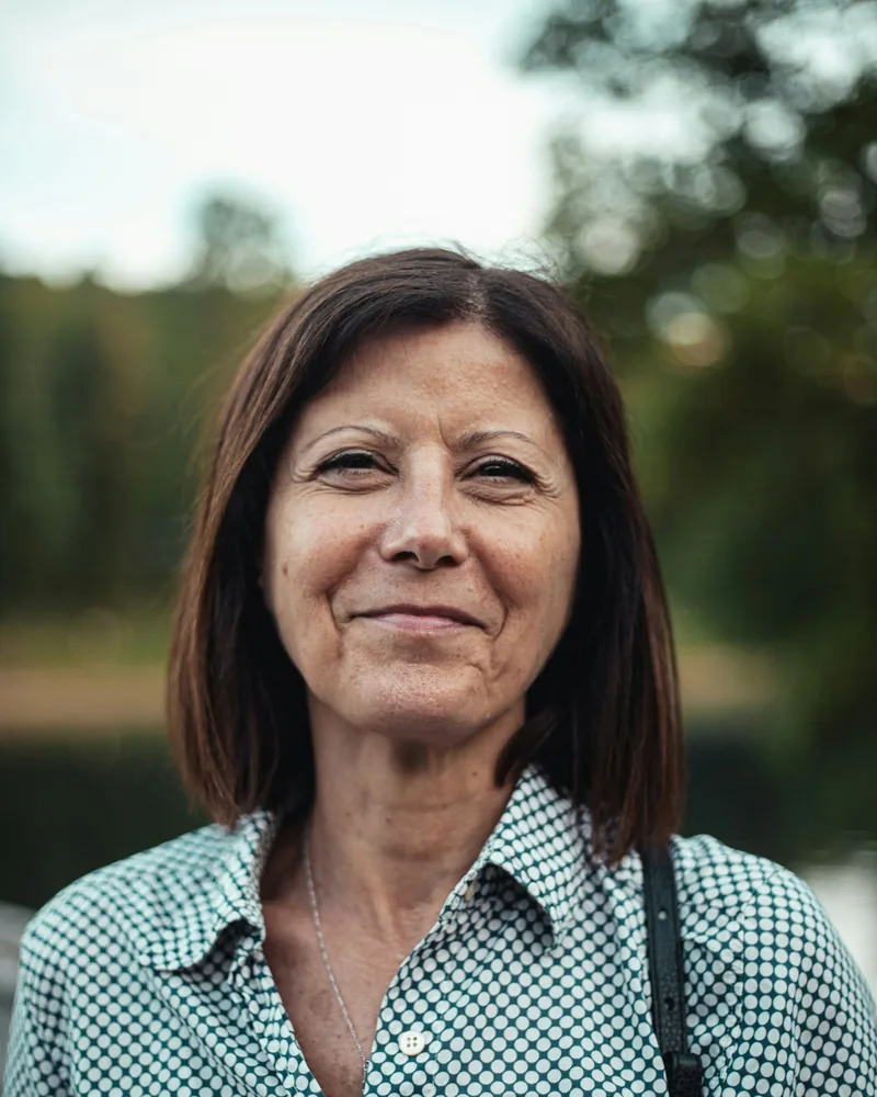 Katrin Feldbrecht im karierten Hemd draußen im Grünen