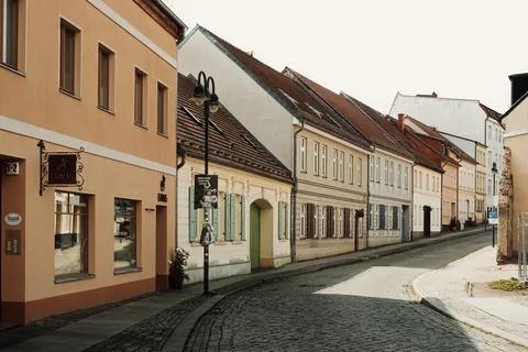Kopfsteinpflasterstraße einer Kleinstadt mit sanierten Stadthäusern
