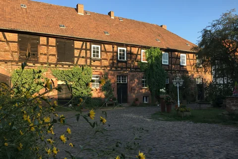 Bauernhof mit Fachwerk und Backstein um einen gepflasterten Hof