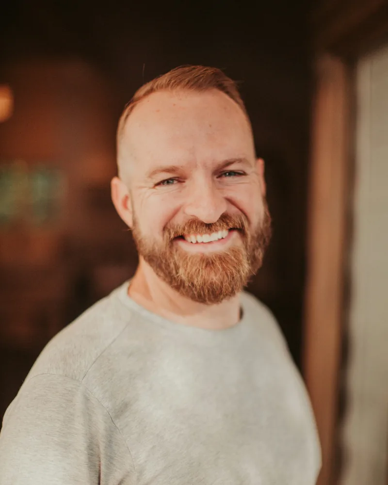 Jens Wittgenhain, Malermeister, im hellgrauen Shirt, lächelt in die Kamera.