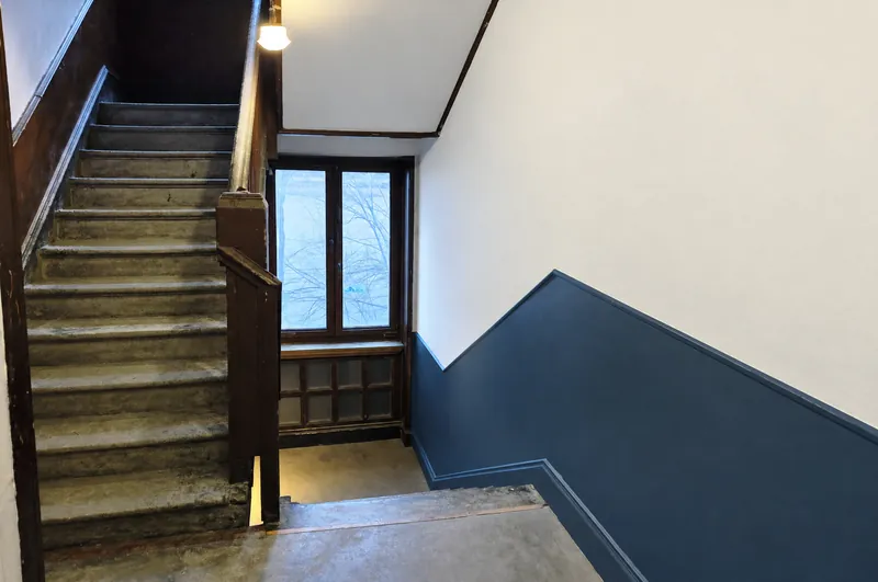 Treppenhaus in Bad Düben nachher: Sockel in Muldeblau, Wand darüber warmweiß.