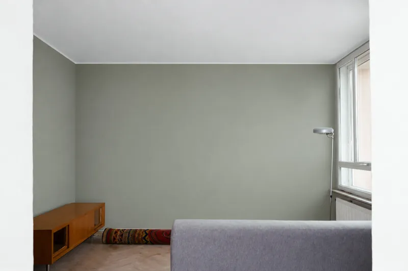 Wohnzimmer in Löbnitz nachher: Wände in Kurparkgrün, Decke weiß.