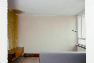 Vorher: alte Raufaser mit Wasserfleck an der Decke.